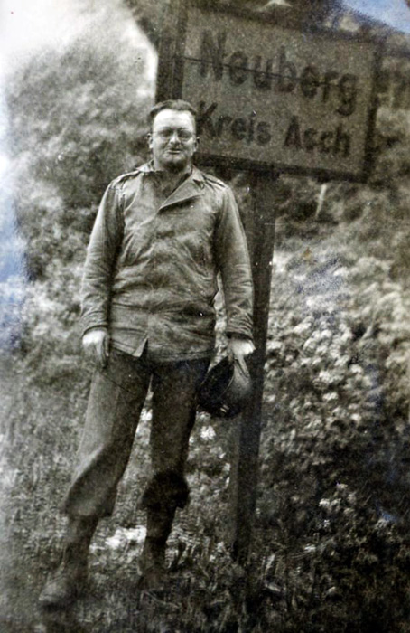 Americký voják u cedule Neuberg